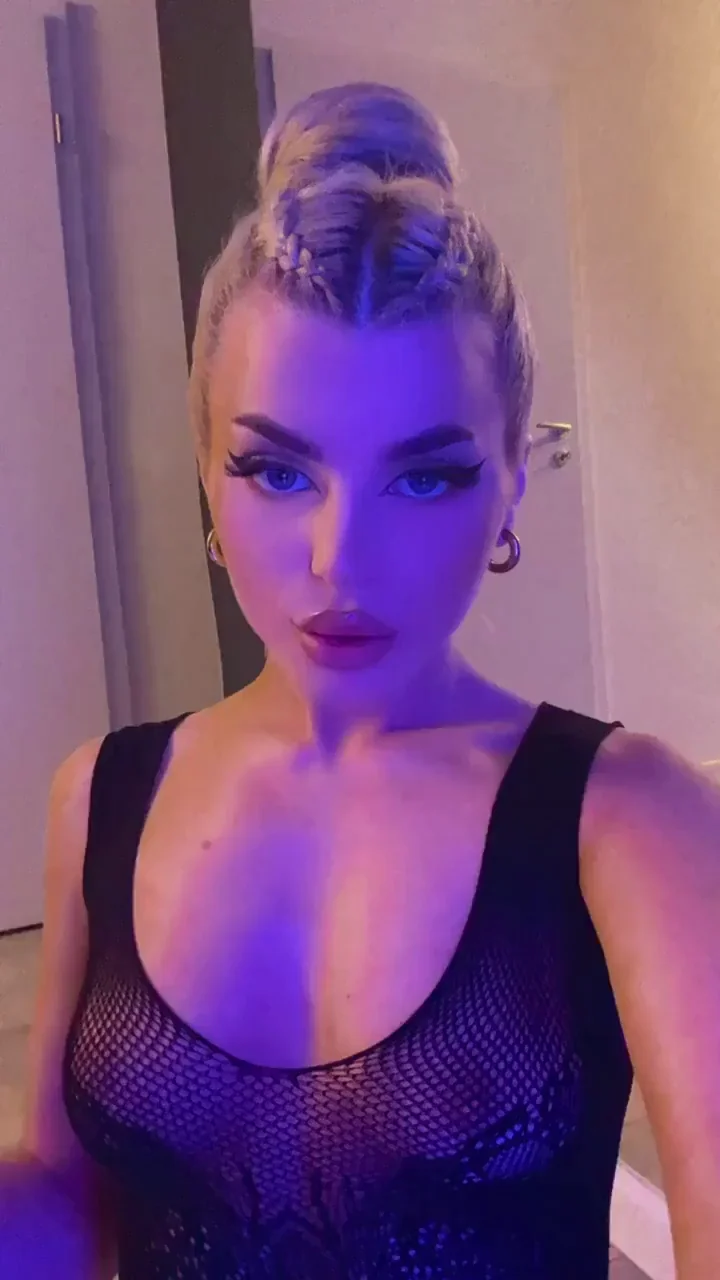 Netflix & Fuck This Tiny Single Slut 😈🔥