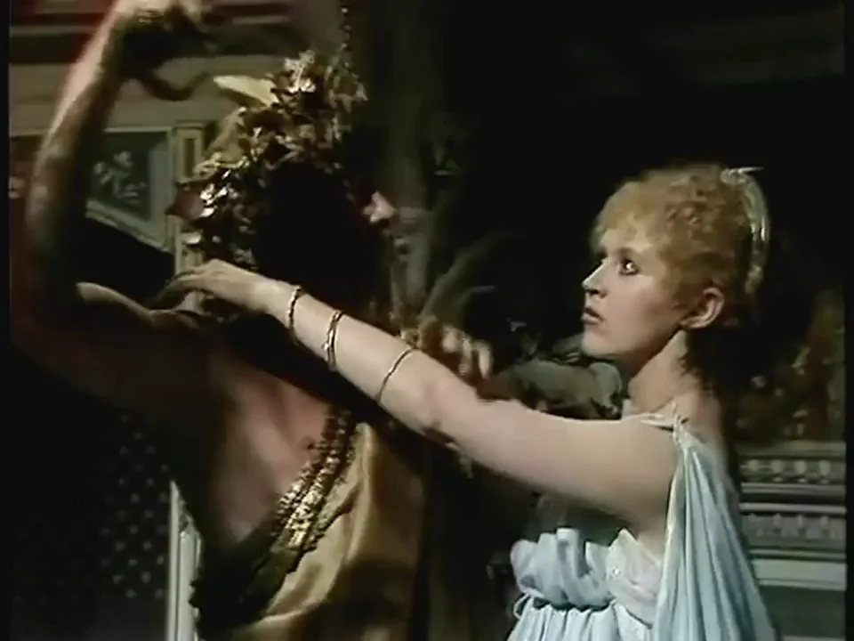 Beth Morris' Juicy Ass & Sideboob Tease in I, Claudius E8 🍑👅