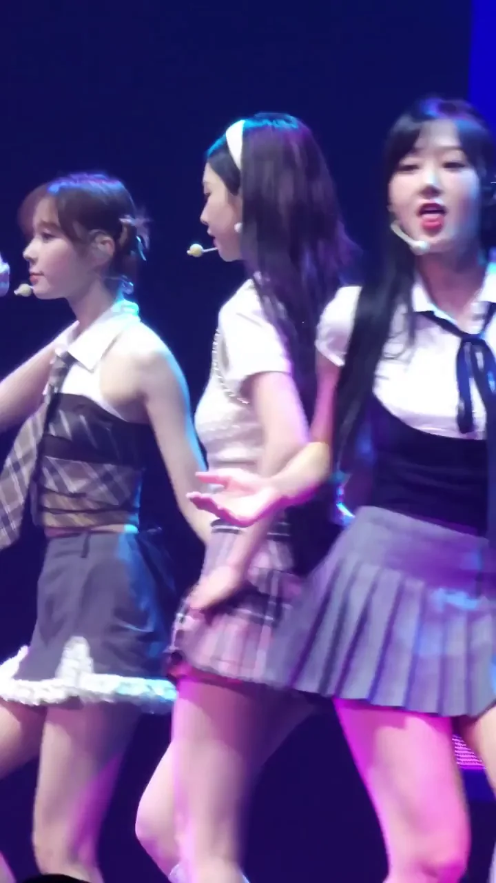 🔥 Karina (Aespa) Schoolgirl Skirt Tease on Stage 💦