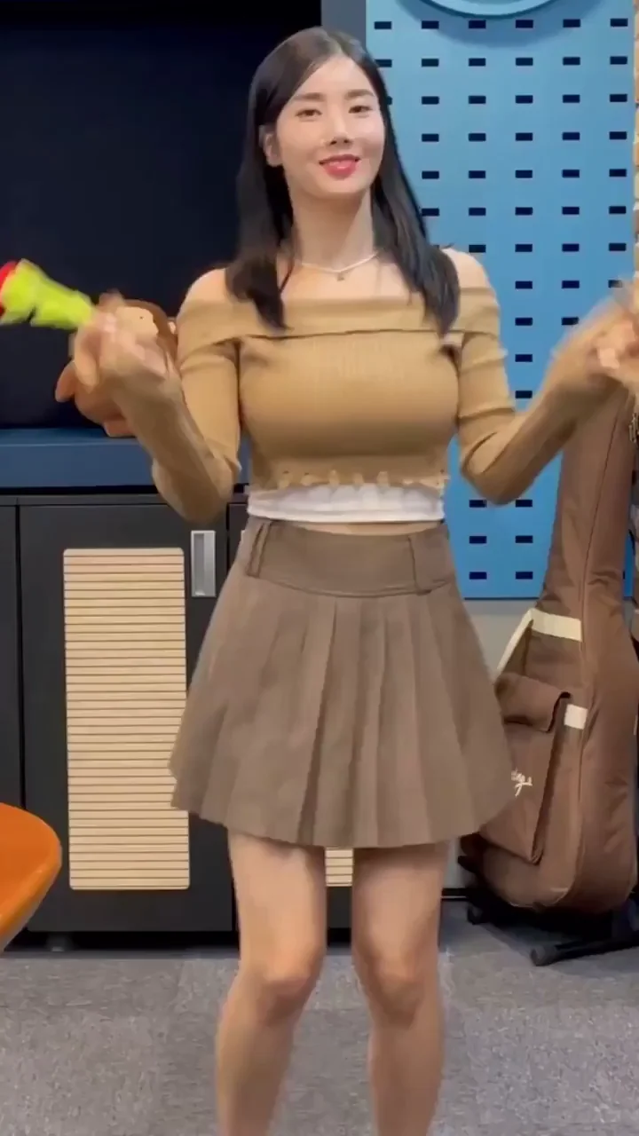 Kwon Eunbi's Slutty Skirt Tease & Jiggle Fest