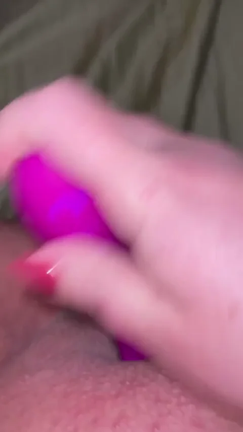 Making a complete mess of my sheets with my squirting pussy :)