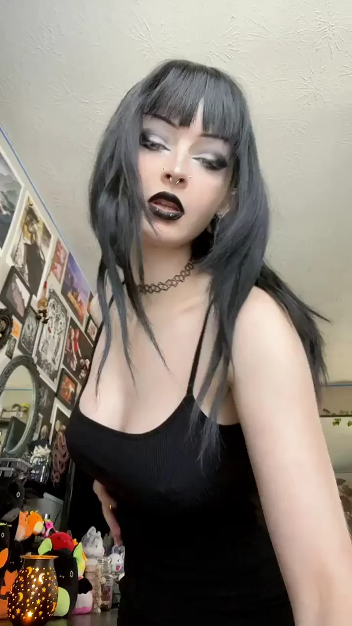 would you creampie a goth girl :)