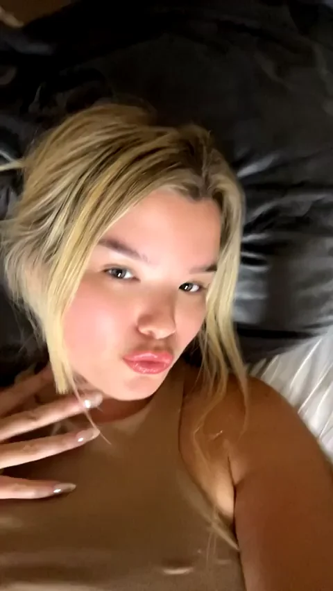 Hot Blonde Teen Needs Roomie Volunteers 😘🛏️