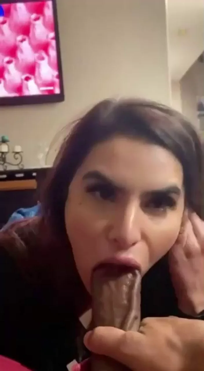 TV Forgotten: Amateur Babe Deepthroats Veiny Cock 😈🍆💦