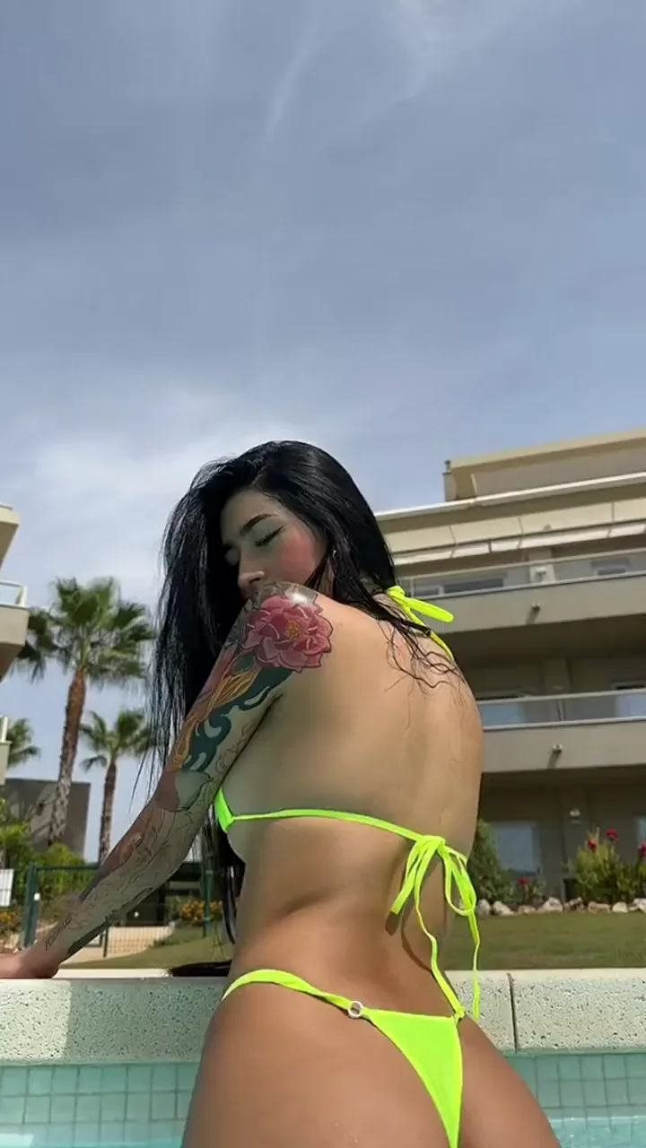 Hot Ebony Babe Twerks Her Juicy Ass 🍑💦 Do You Like?