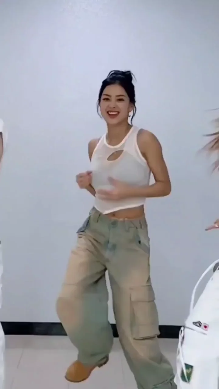 Jihyo from TWICE Shaking That Sexy Kpop Ass in Baggy Pants