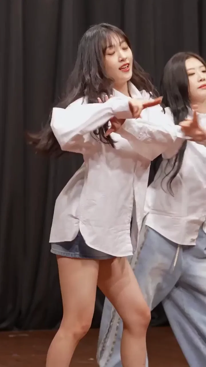 🔥 Choerry's Slutty K-Pop Dance Tease in Tiny Shorts 💦