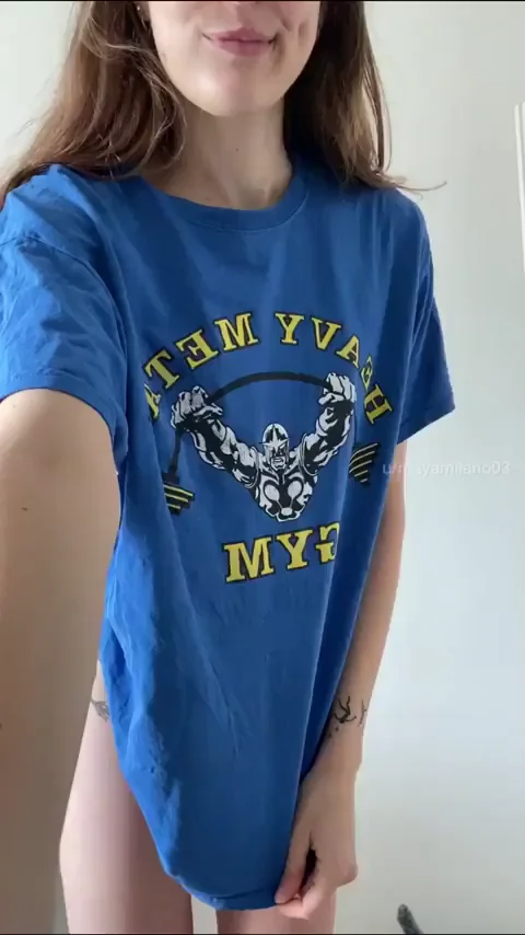 🔥 Gym T-Shirt Tease: Fit Babe's Bare Pussy Reveal 💦