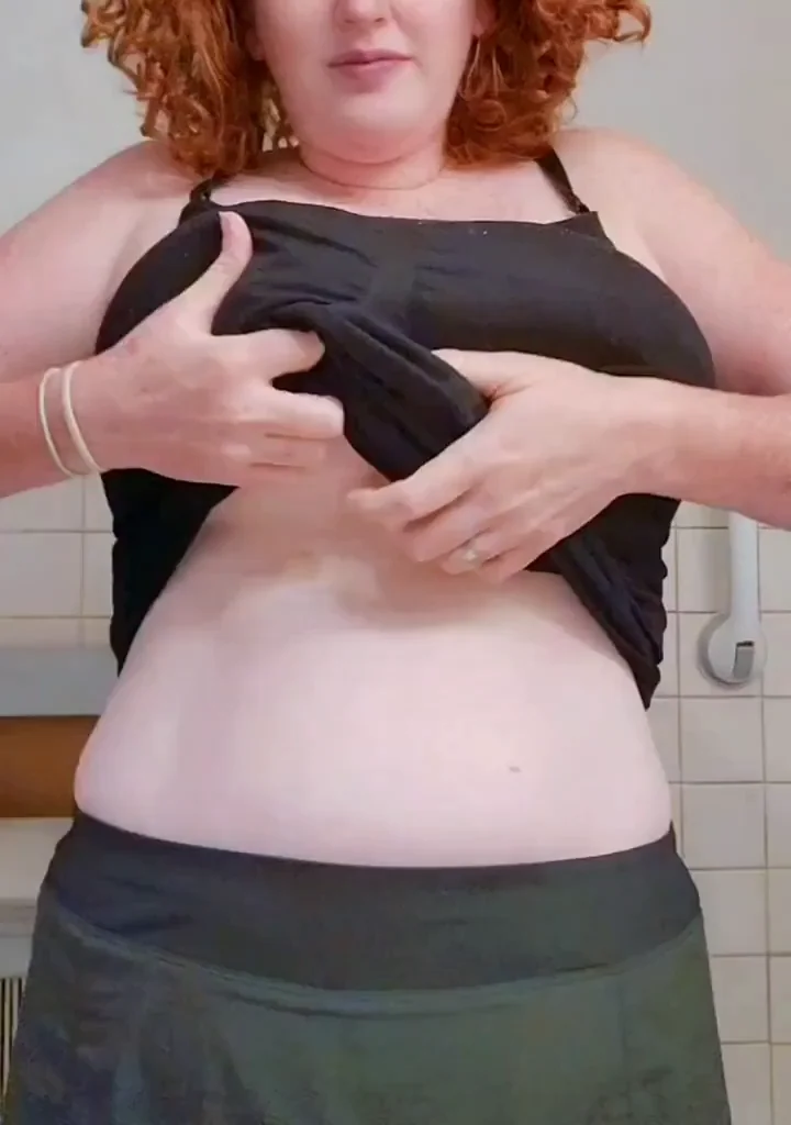 I am a damn sexy redheaded milf at 33. Suck these dry, daddy