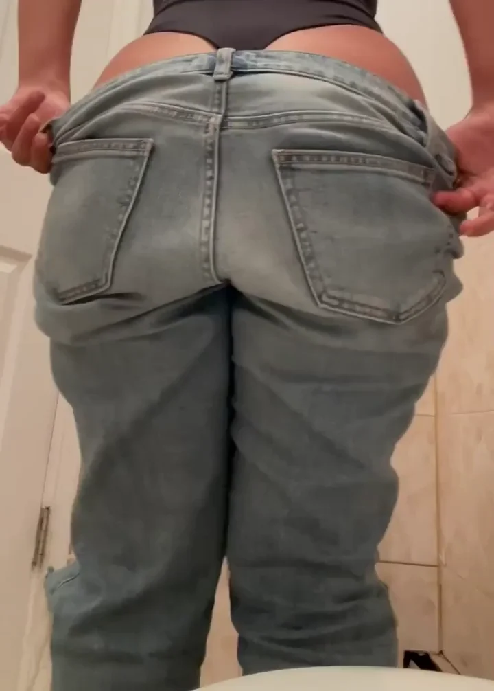 Cum meet me in the bathroom for some fun