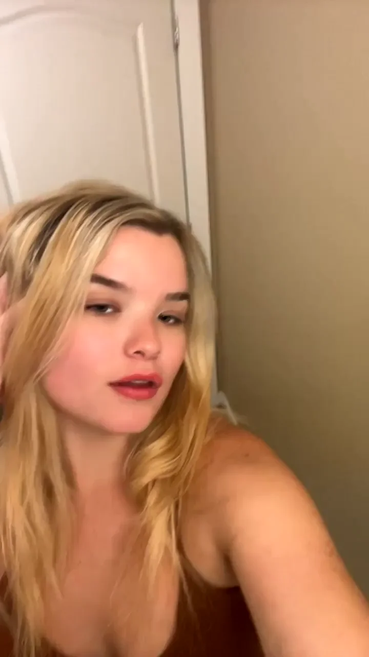 Lingerie-Obsessed Blonde Teen Twerks Her Juicy Ass 😍🍑