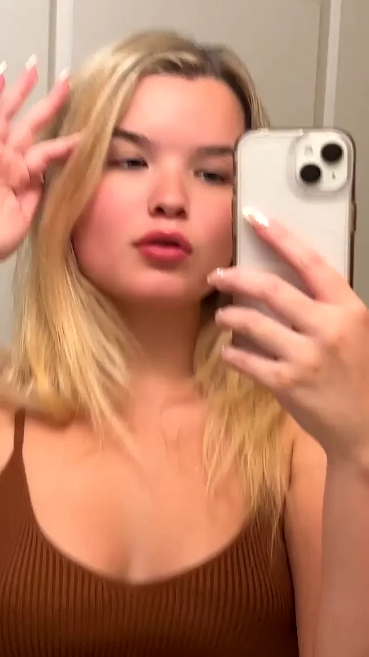 Curvy Blonde Teen Twerks Her Juicy Ass 🍑😈 Is She Your GF Material?