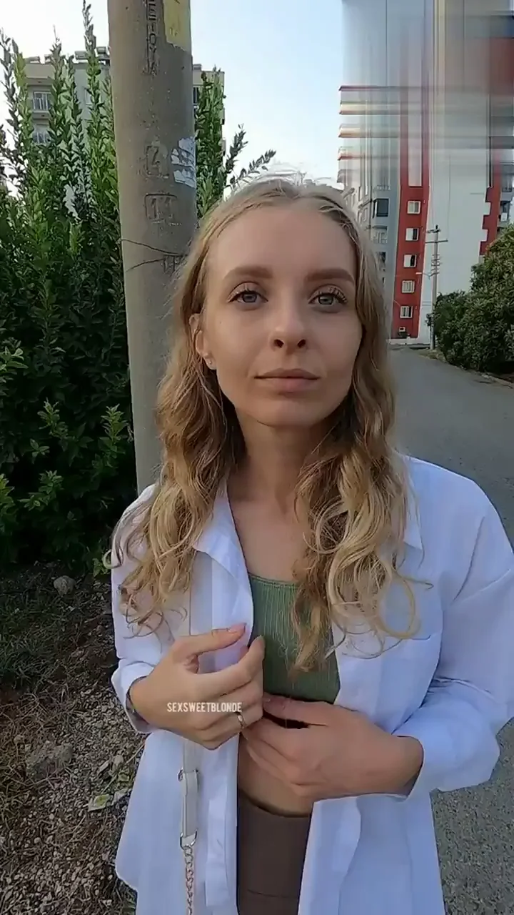 Blonde Slut Flashes Juicy Tits in Public 😈🍈🍈