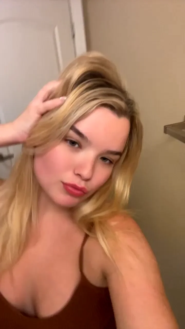 Blonde Teen Slut Needs Roommate Cock Volunteers 😘🍑