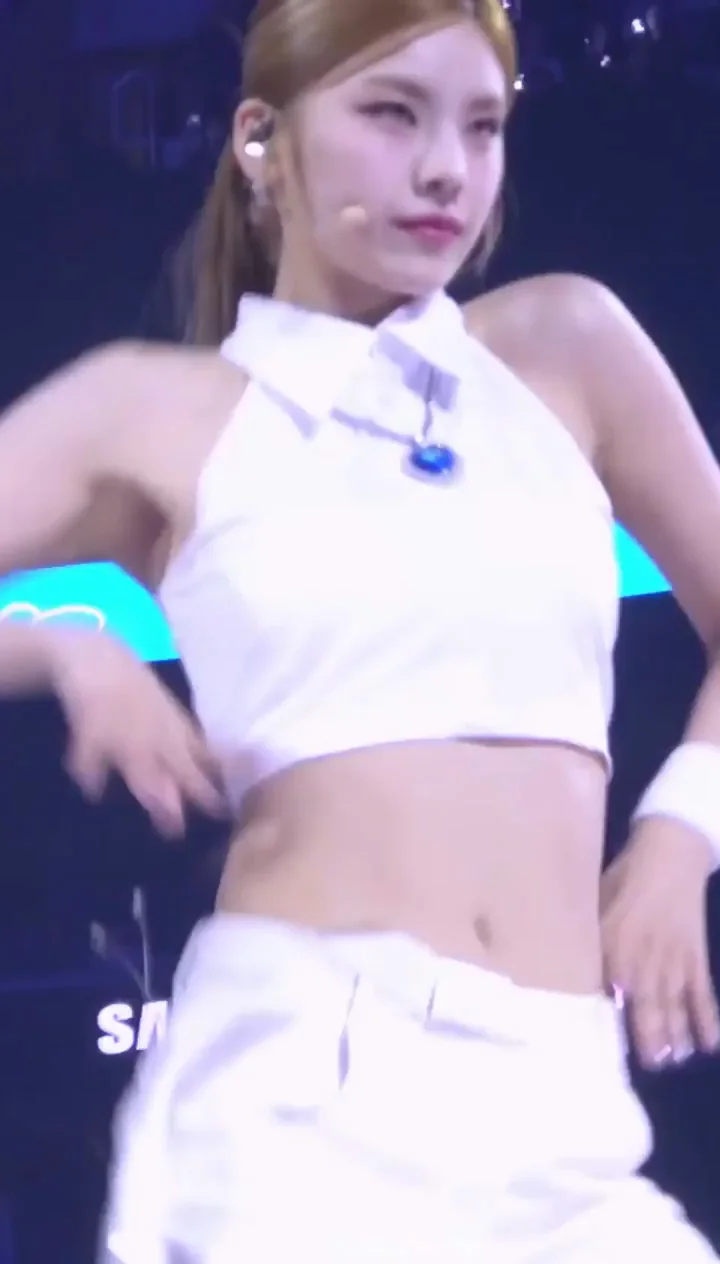🔥 ITZY Yeji's Sexy Crop Top Tease & Toned Abs Fap 😍