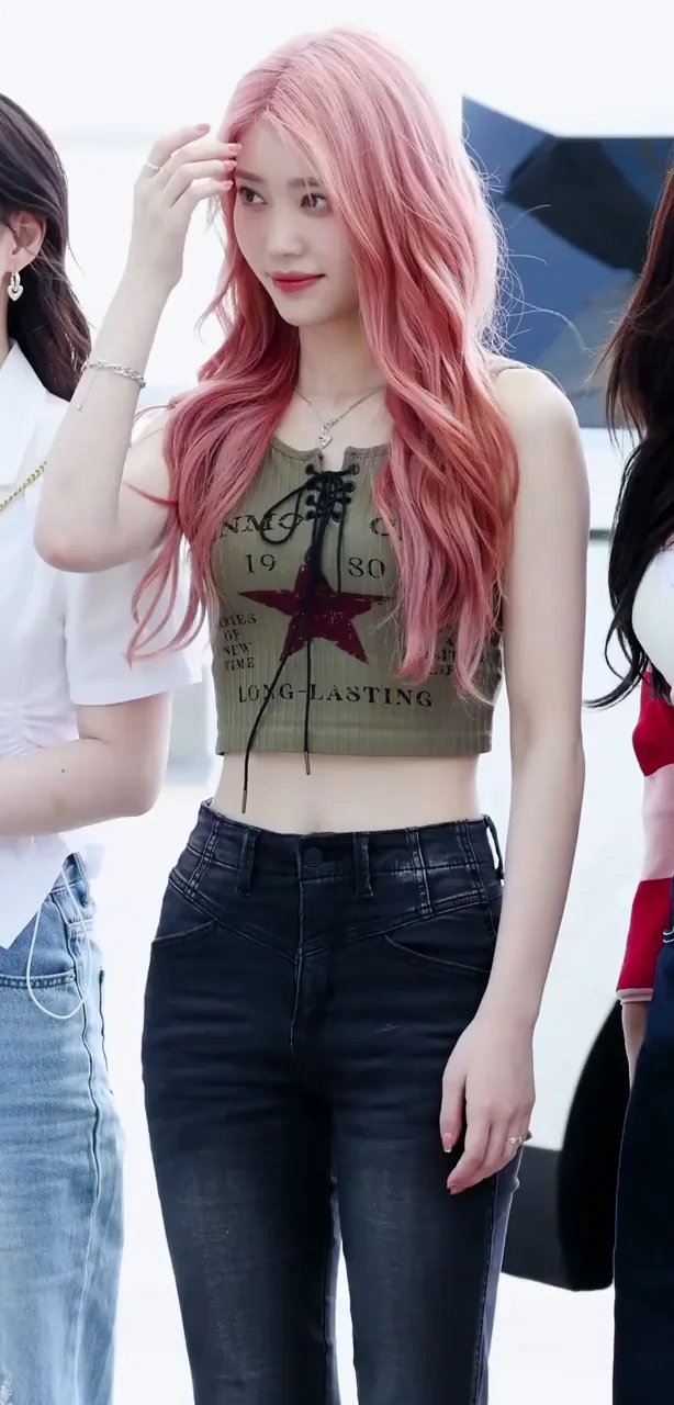 Kep1er's Xiaoting: Pink-Haired Slutty Curves in Tight Jeans Tease