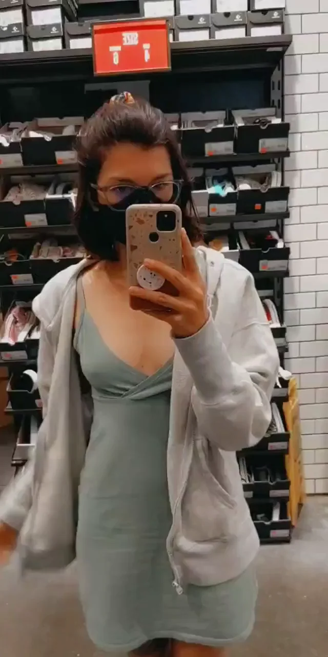 Quick flash in the Converse store [GIF]
