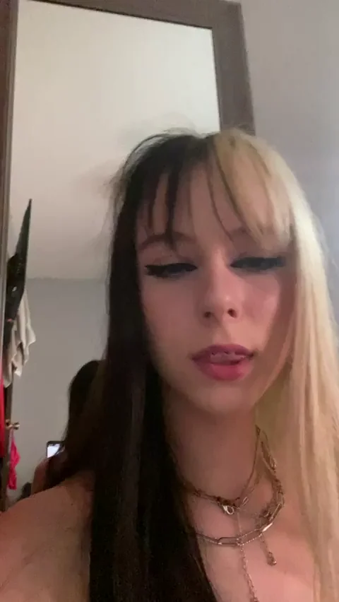 Petite Split-Dye Slut Teases Her Tight Ass for Snapchat Poundings
