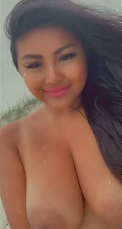 Will you be my nude beach buddy? (F34)