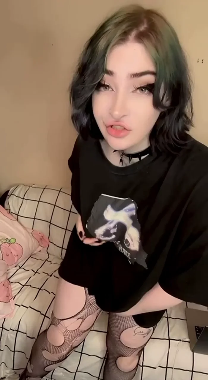 Do I have a chance of becoming your goth gf? or should i stop trying? 🥺