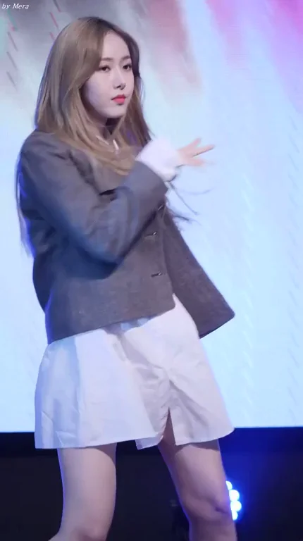 Gfriend SinB's jiggly thighs!