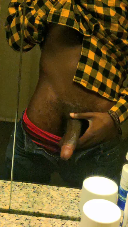 It's Friday and my DMs are open, who's up?? ?