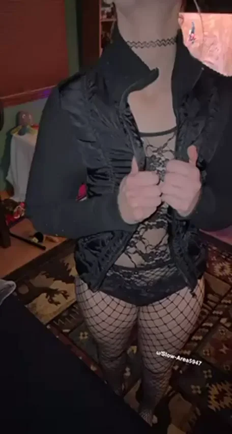 Goth PAWG Twerks Her Massive Bubble Butt: Creampie or Pull Out?