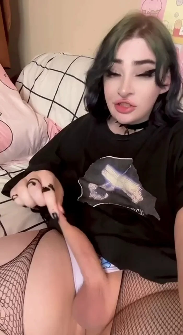 Any guys around that get turned on by goth transgirls? ðŸ¦‡ðŸ–¤