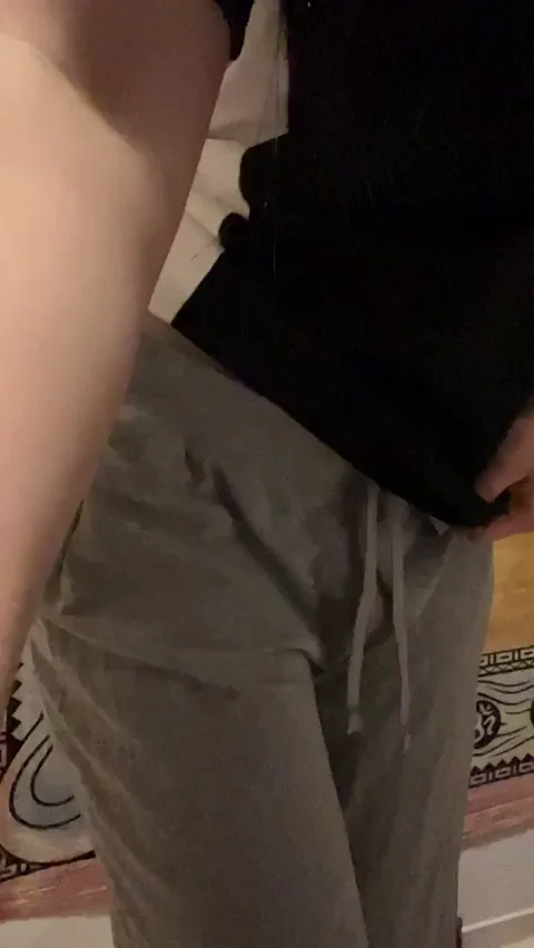 Thick College Slut Teases Her Juicy Ass & Tits in Grey Sweatpants 😈🍑