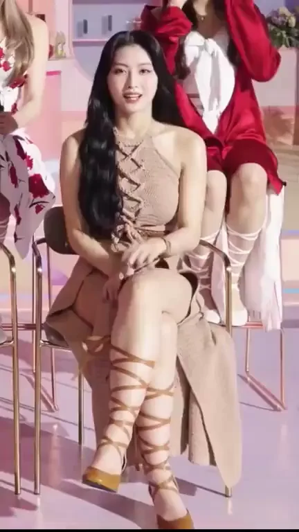 Twice - Momo Looking Gorgeous