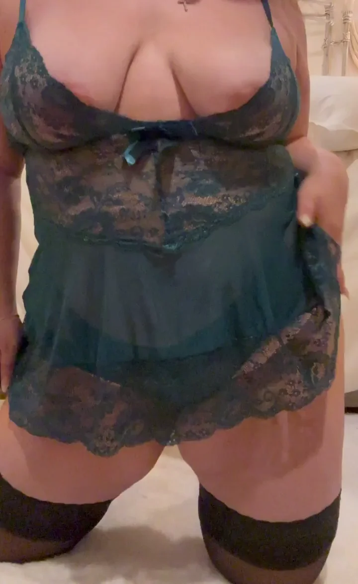 Thick Babe Teases: Wish You Were Under My Juicy Ass 😈🍑