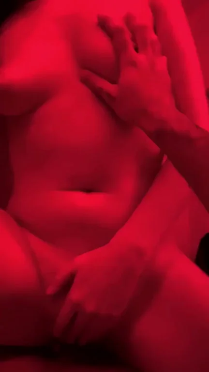 This red light is perfect for some cock riding ?