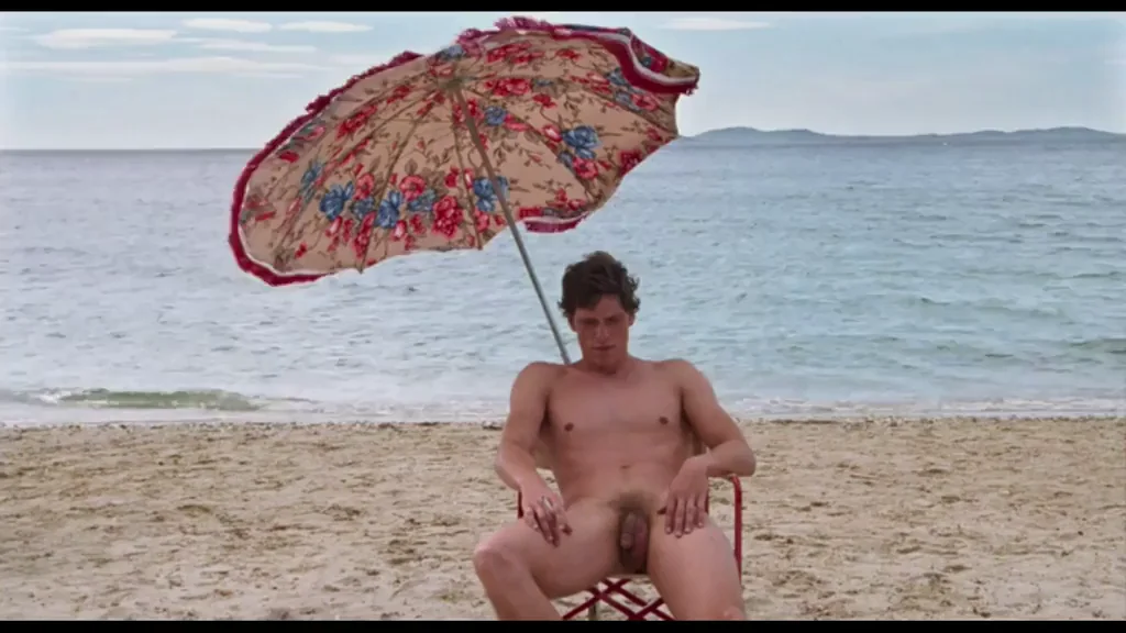 Matteo Martari's 🍆 Hot CFNM Beach Nude Tease 😈