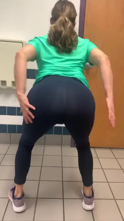 Yoga Instructor's Fat Ass Tease in Tight Leggings - Cameltoe Closeup