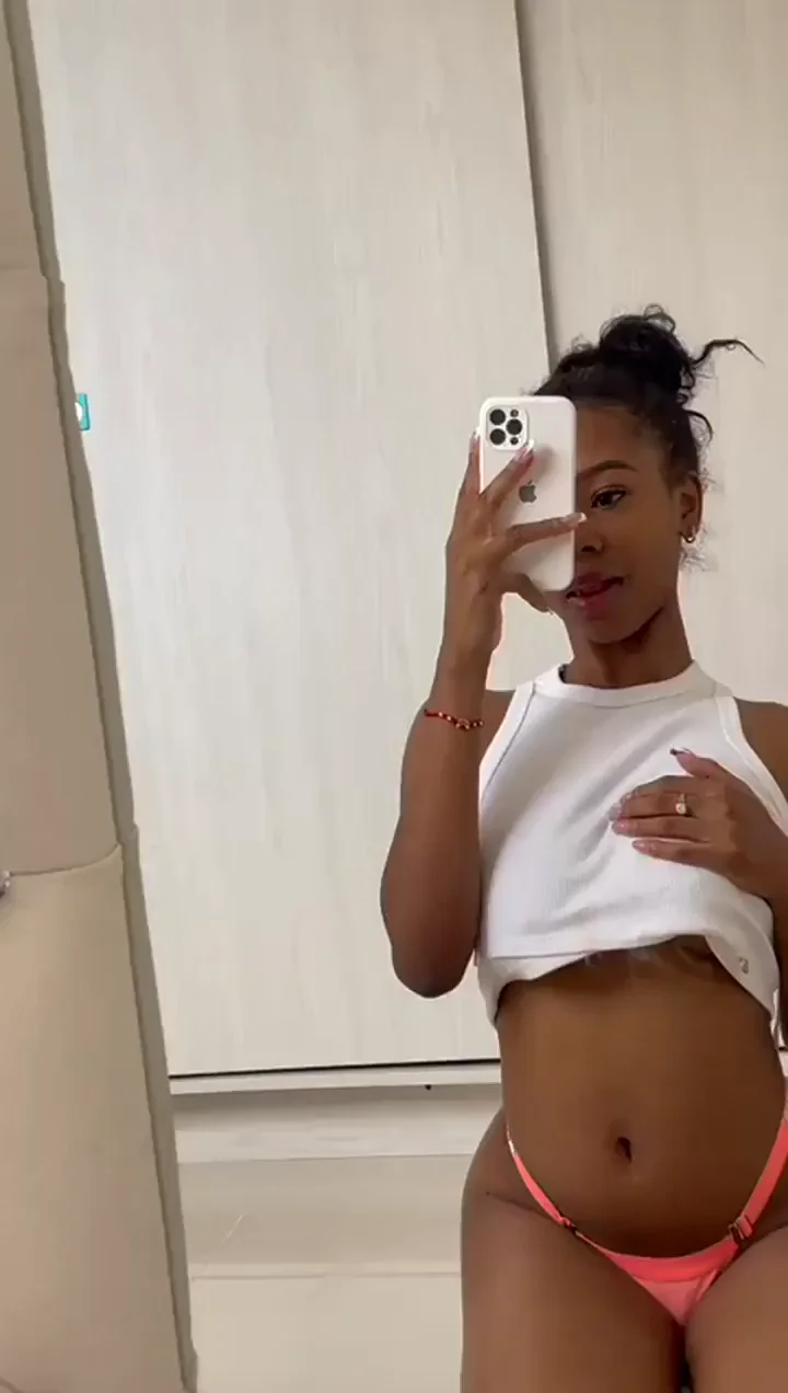 Thick Ebony Babe's Mirror Masturbation Tease 🍑💦 Auto-Reply Nudes for Upvotes!