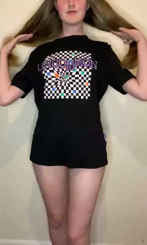Perky Tit Teen's Naughty Reveal 😍🍒
