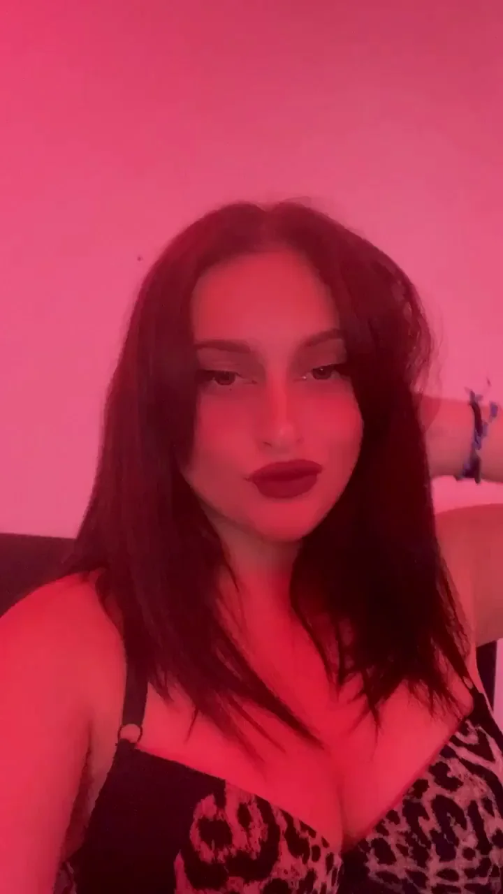 Craving to Flash My Juicy Tits 😈🍒