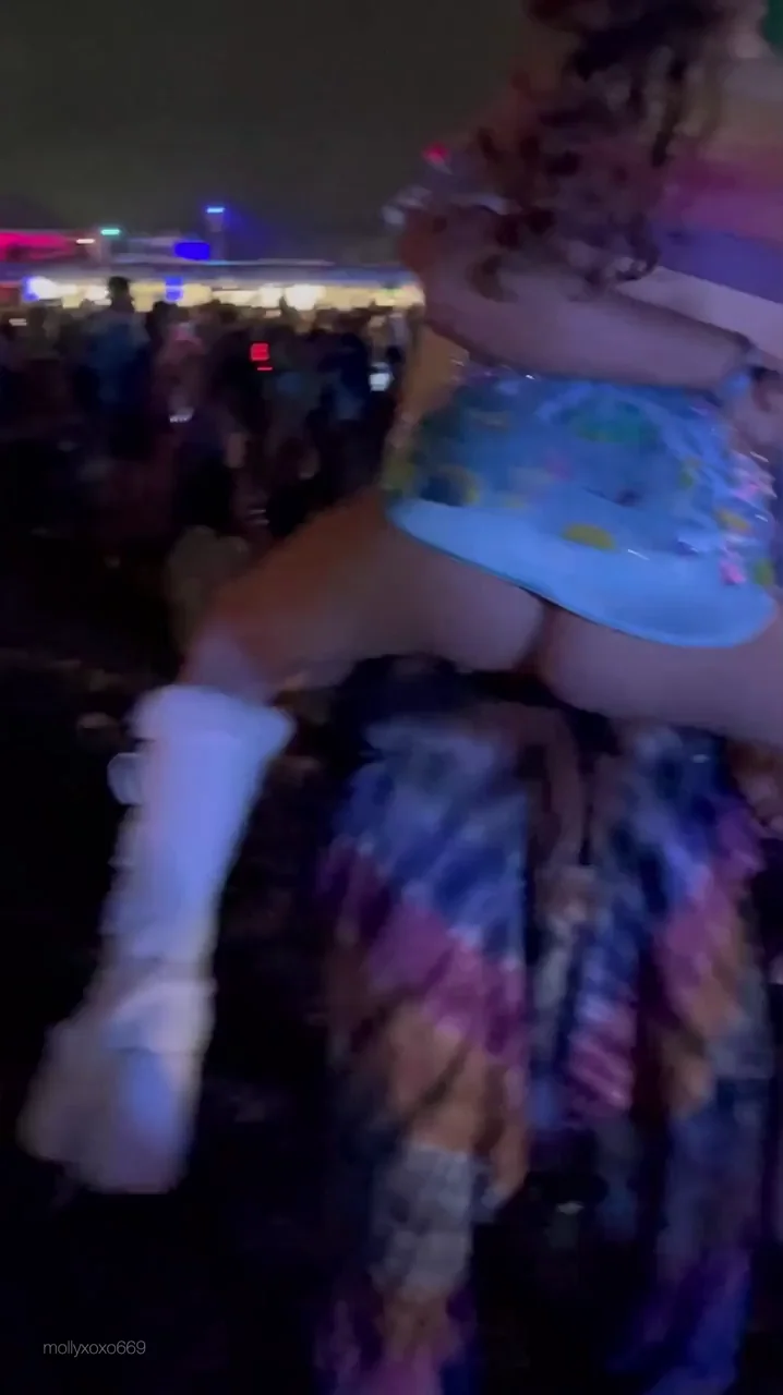 Festival Slut's Skirt Hike Showoff 😈🍑