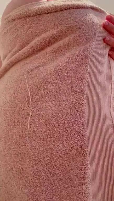 Shy BBW Drops Towel & Flaunts Juicy Pussy 😏💦