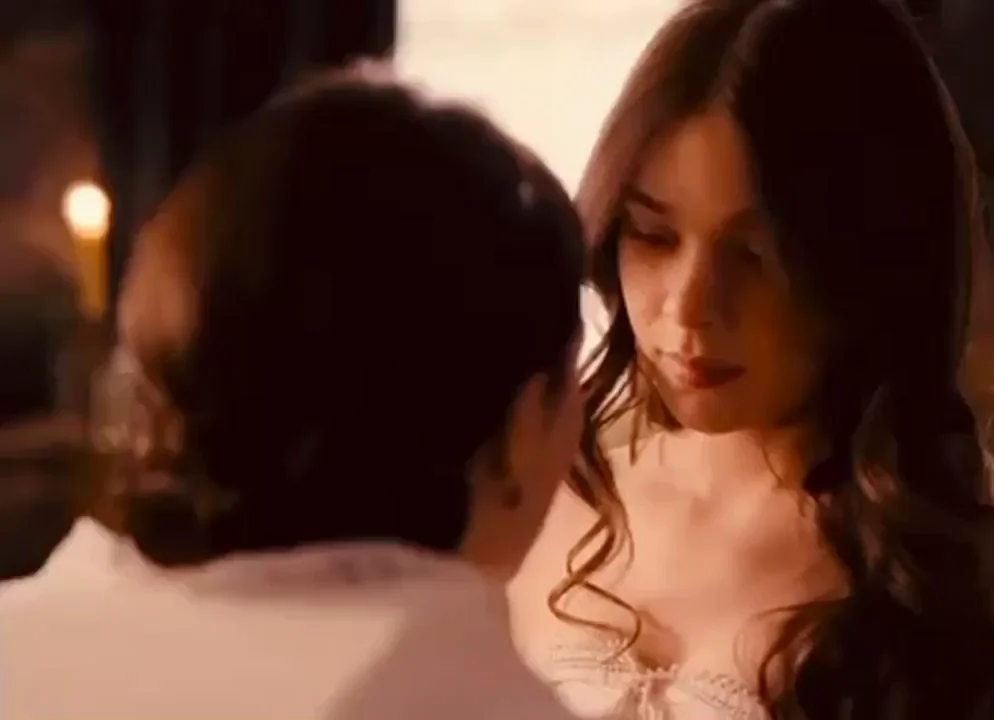 Hailee Steinfeld & Ella Hunt - Dickinson