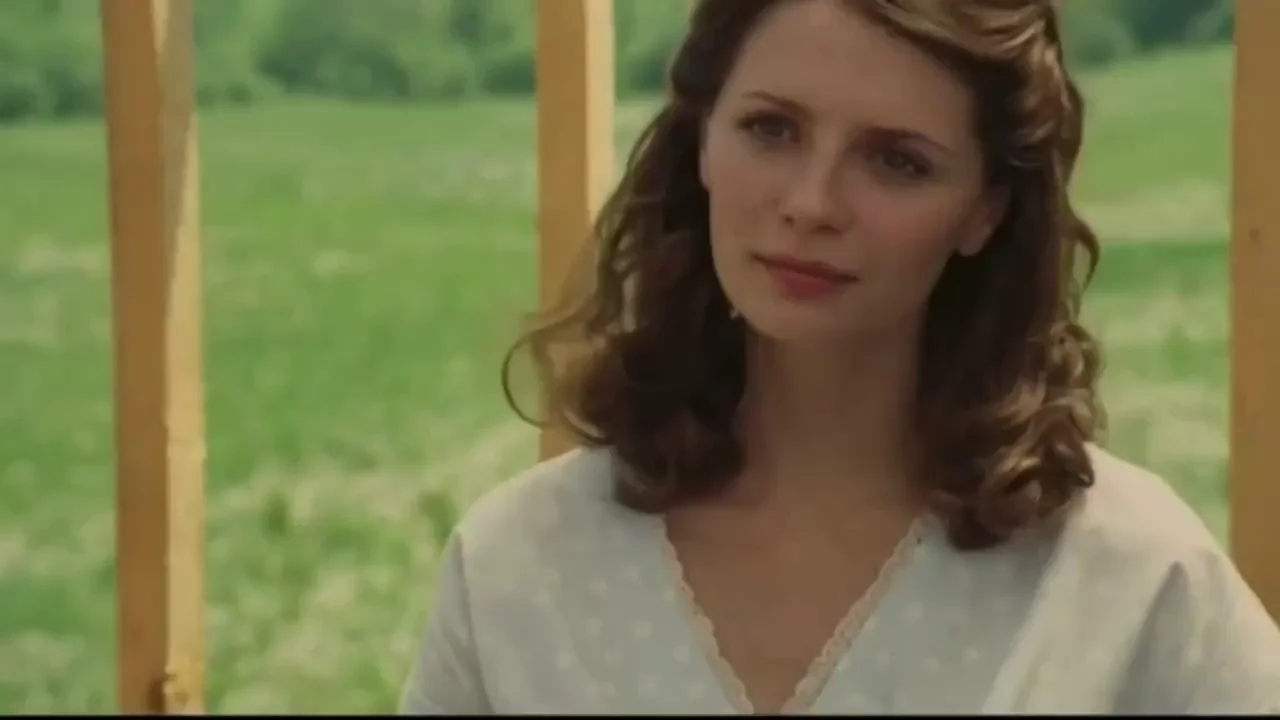 Mischa Barton's Juicy Tits & Passionate Kisses in Closing the Ring 🔥🍒