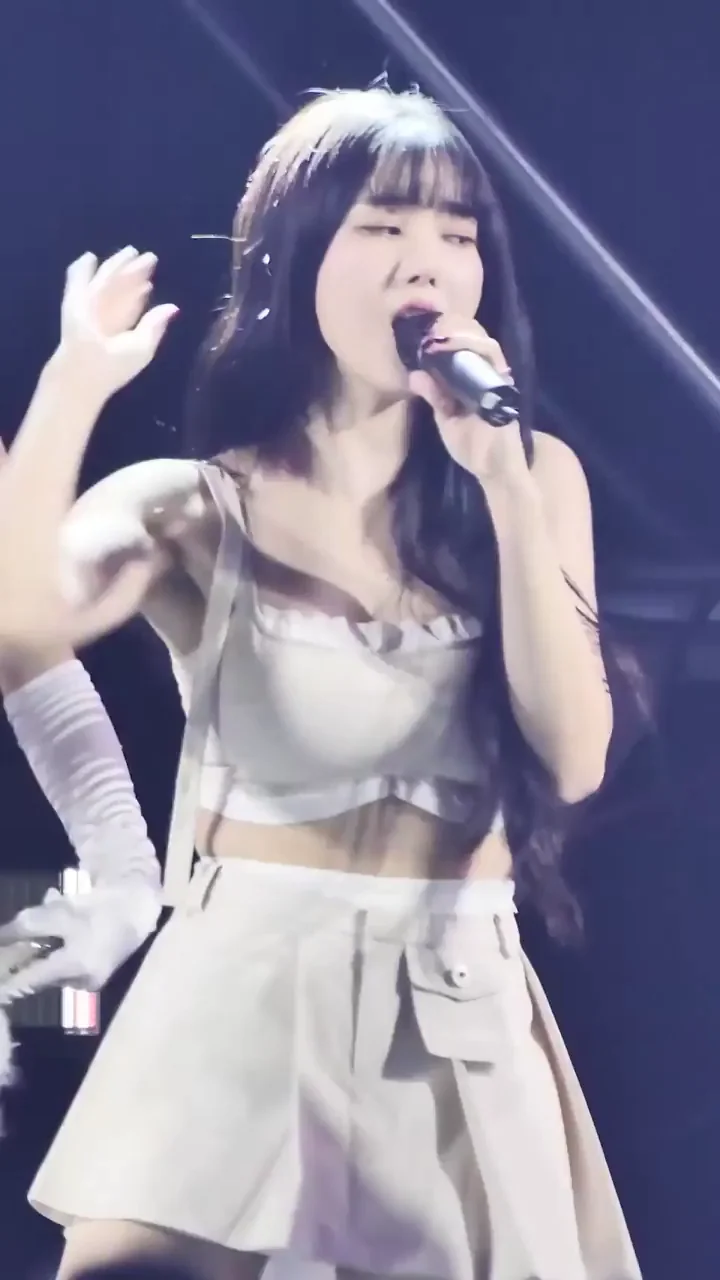 Kwon Eunbi's Slutty Stage Tease 💋🔥