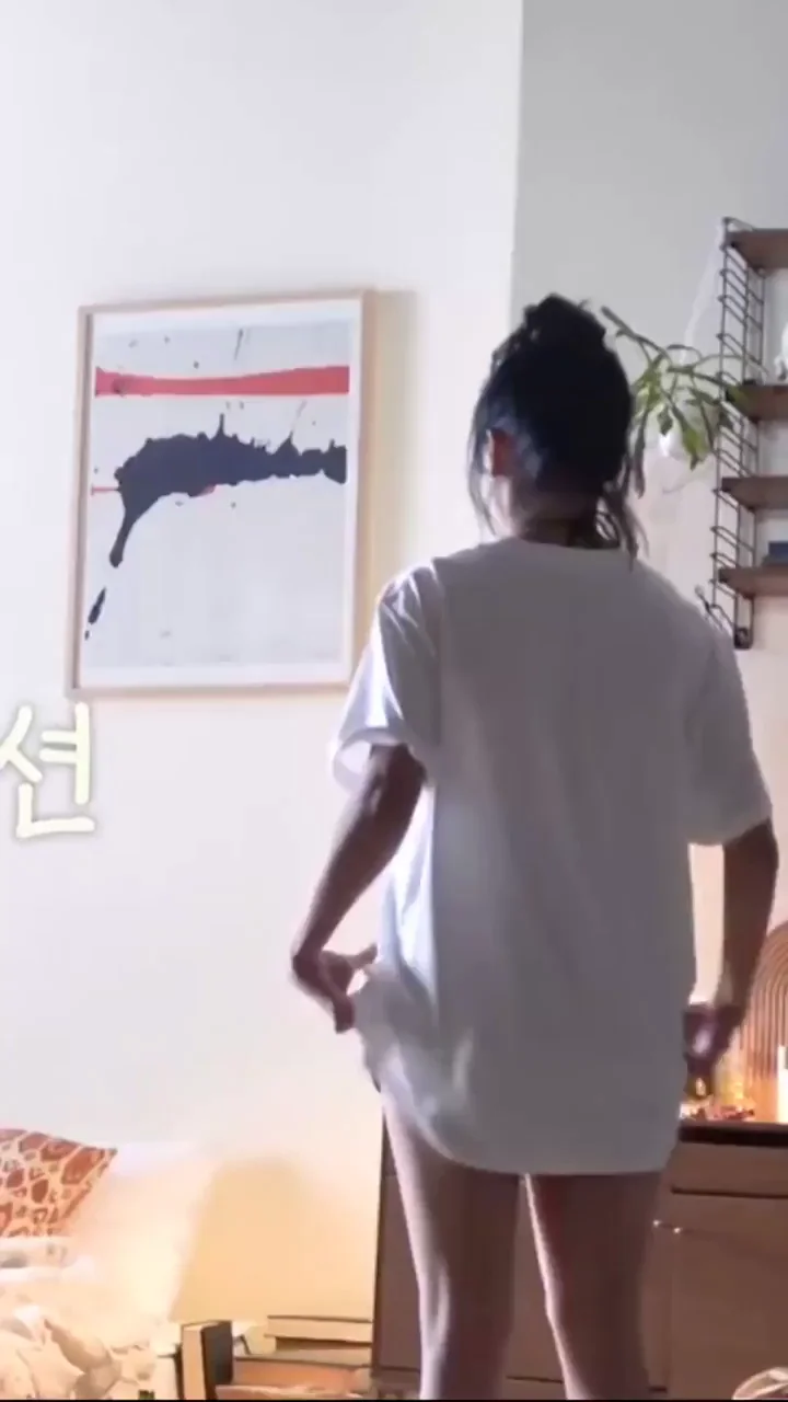 Jihyo's Teasing Ass Flash in Tiny White Tee 😈🍑