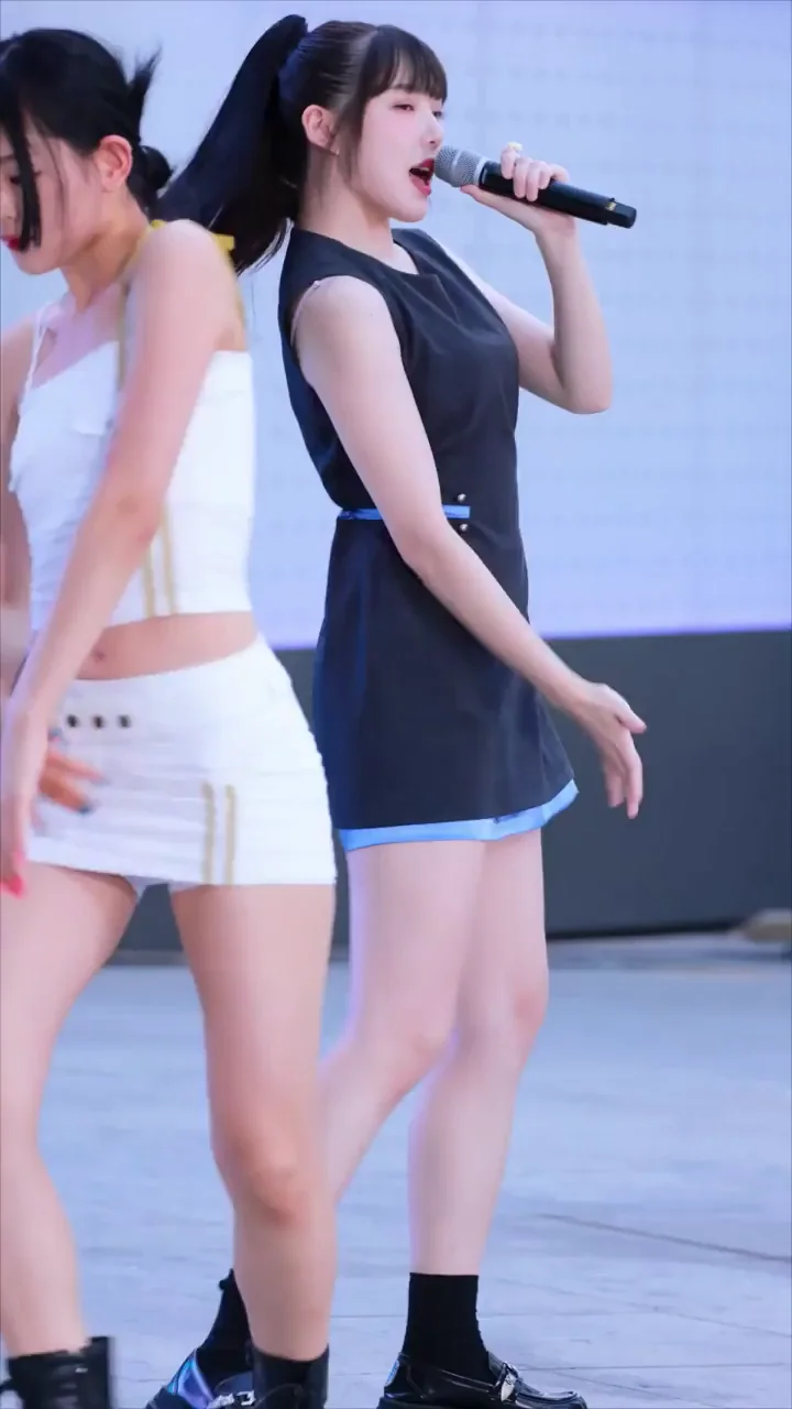 Yerin from Ex-GFRIEND Teasing in Tiny Skirt on Stage