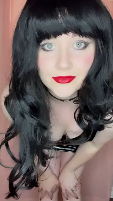 Wearing a wig, this isn’t my normal look… But I think it looks good on me