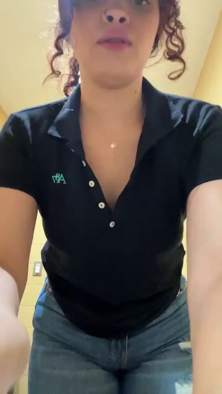 Between customers and wanted to show off my tits real quick 😁…😁˜