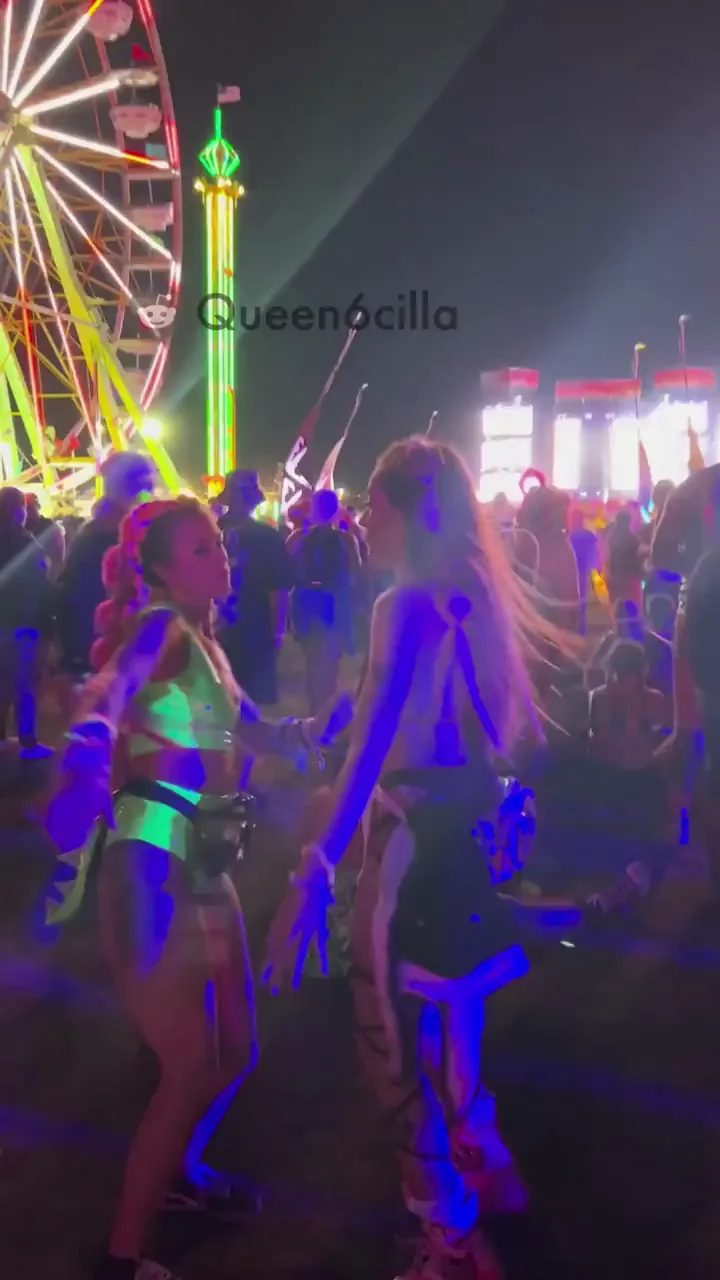 Flashing at Bass Canyon 2023 with u/HazelGrey2000