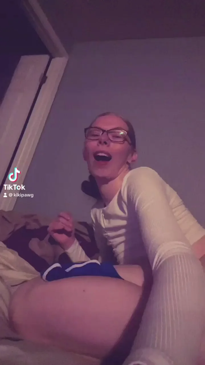 Thick TikTok Slut Twerks Her Juicy Booty in Glasses 😏🍑🔥