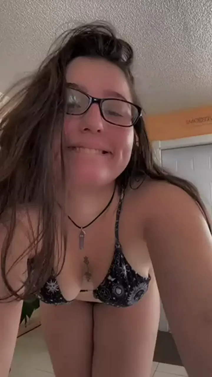 Nerdy Amateur Babe's Daily Twerk Routine