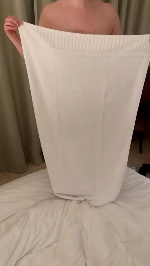Slimthick Babe's Nude Room Tease: Come Get This Surprise 🍑💦